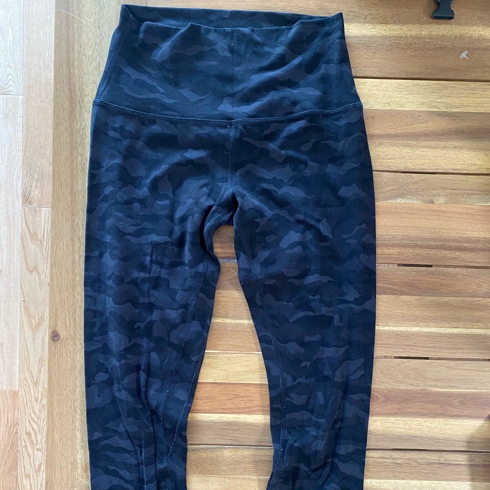 Lululemon align high rise crop 17” dark camo size 4